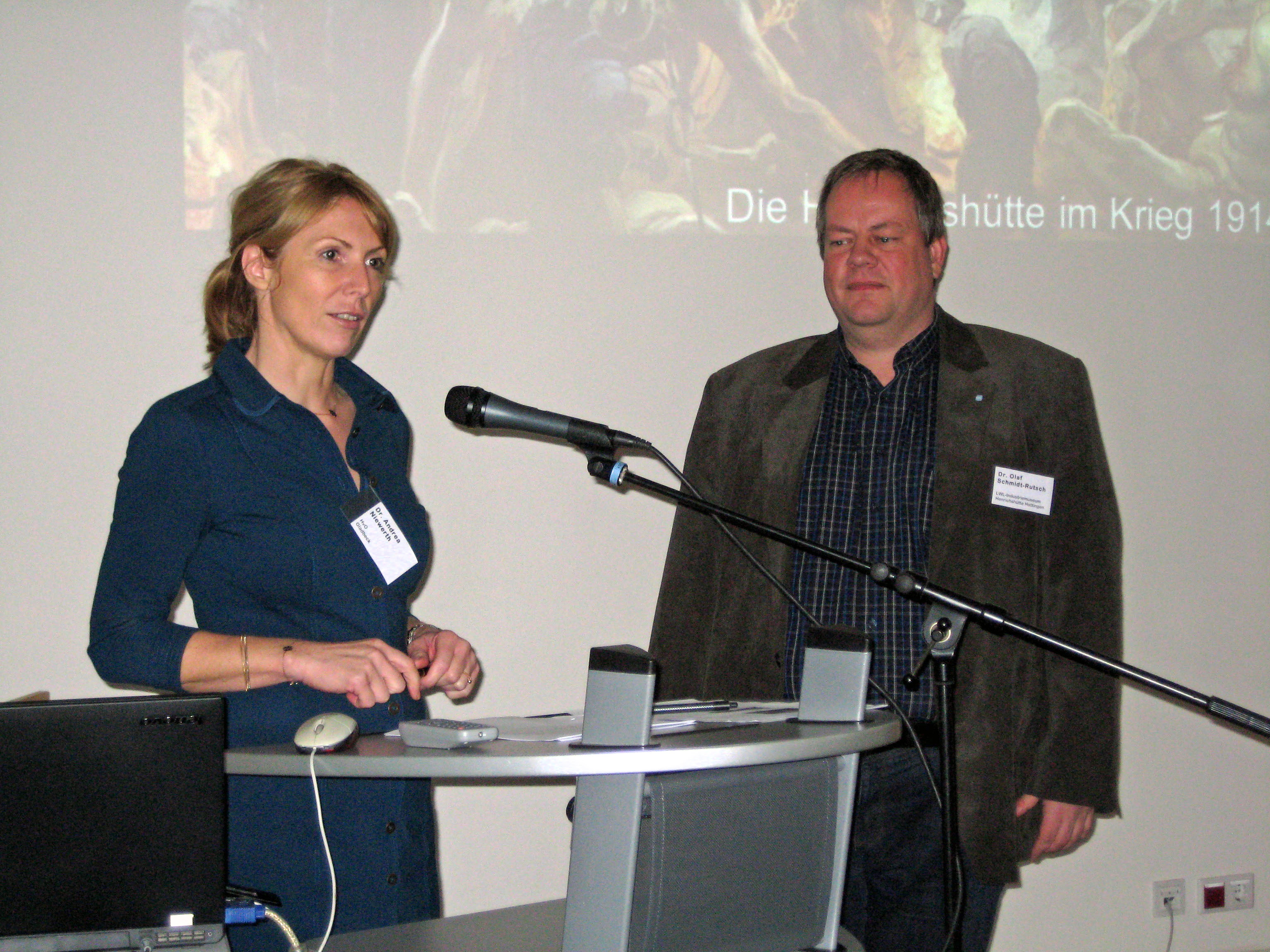 Dr. Andrea Niewerth mit Dr. Olaf Schmidt-Rutsch vom LWL-Industriemuseum Henrichshütte